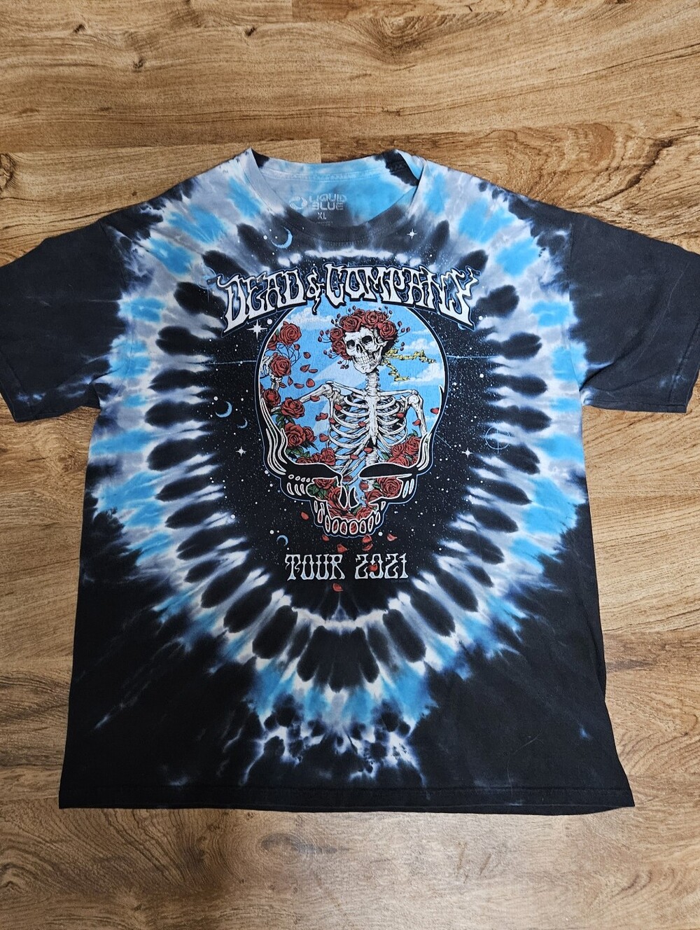 Mens Tie-Dye blue grateful dead, 2021 tour t shirt, with skeleton with roses.